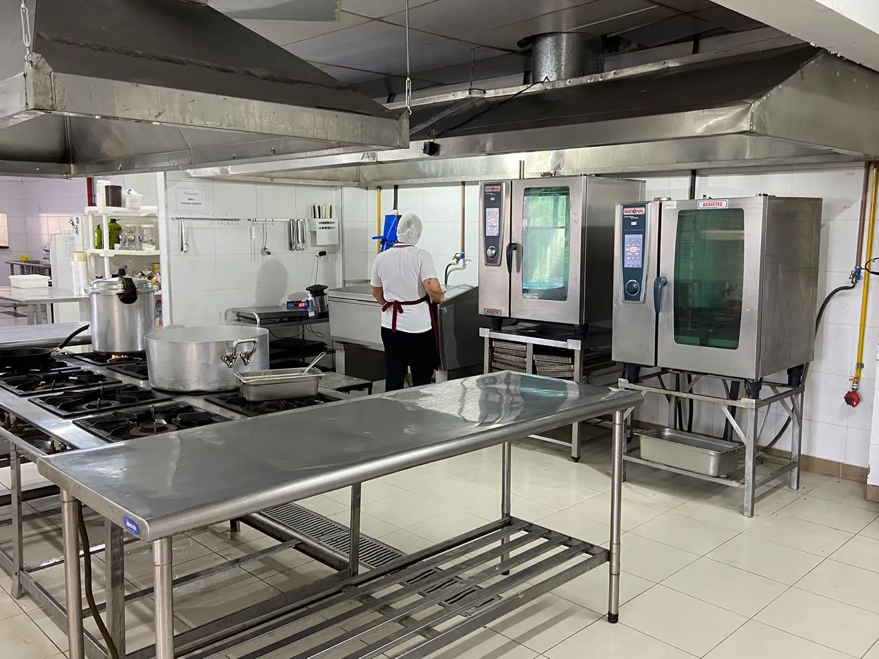 Cozinha industrial da Dom Rubi em Suzano com fornos combinados Rational