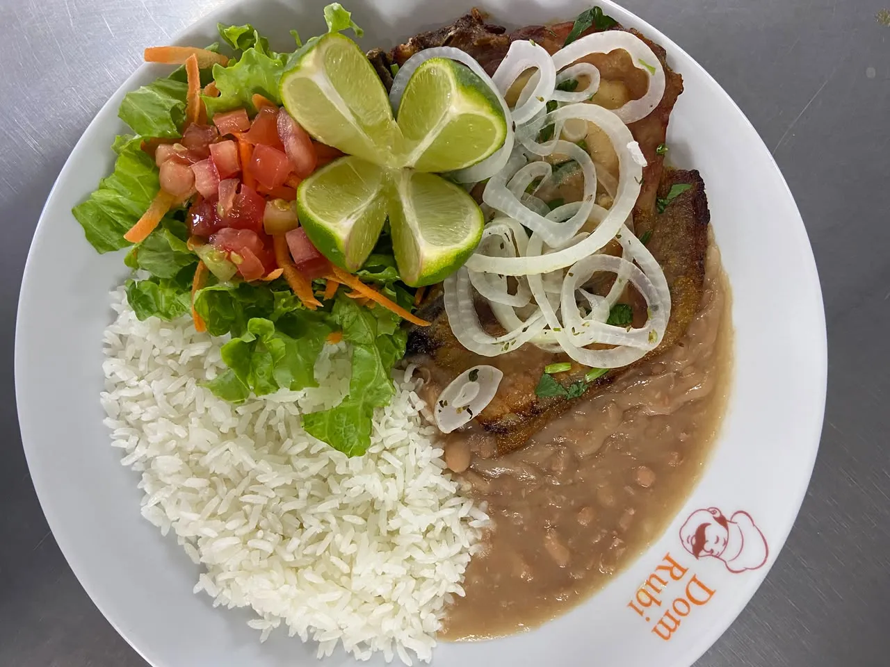 Prato da Dom Rubi com arroz, feijão, carne e salada fresca